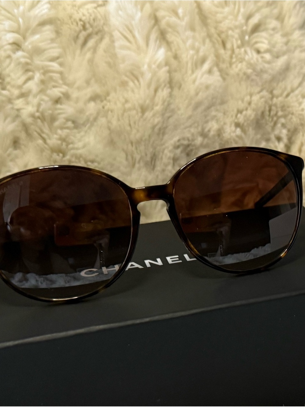 CHANEL Brown Round Gradient Sunglasses